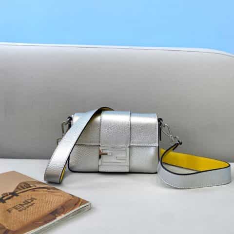 FENDI芬迪荔枝纹进口小牛皮迷你baguette手袋0132