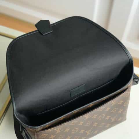 Louis Vuitton LV Magnetic Messenger M45557