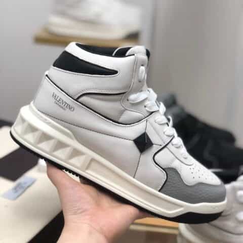Valentin* Garavani   采用牛皮材质VLTN丝网印刷徽标情侣款高帮运动鞋