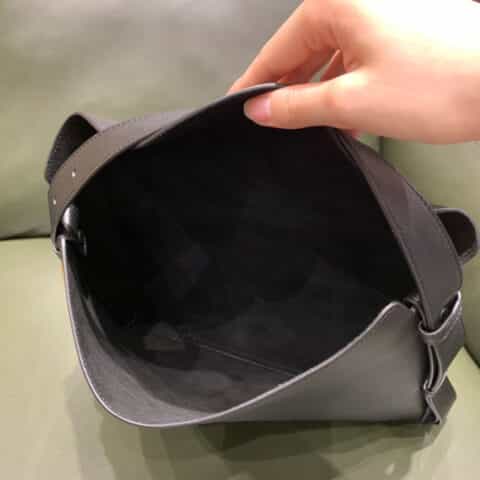Bottega Veneta 三角形金属扣CRADLE腋下包 680057黑色