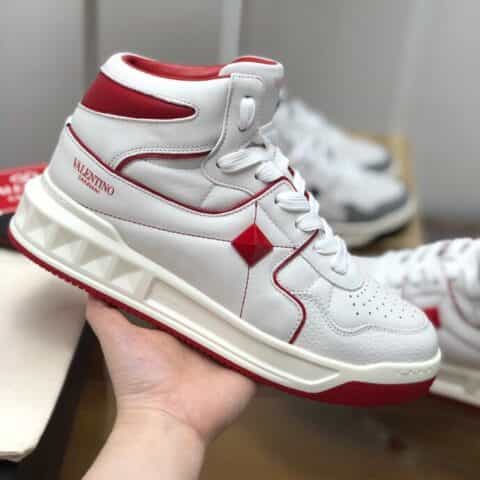 Valentin* Garavani   采用牛皮材质VLTN丝网印刷徽标情侣款高帮运动鞋