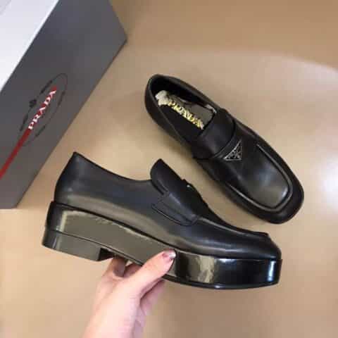 PRADA/普拉达 三角形徽标和亮面皮革P家高端男士厚底乐福鞋