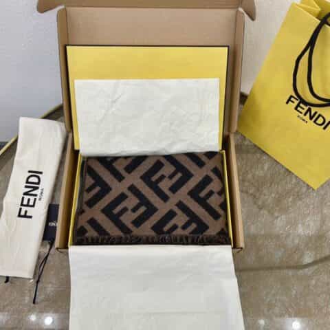 FENDI芬迪经典FF Logo羊绒围巾FXT260
