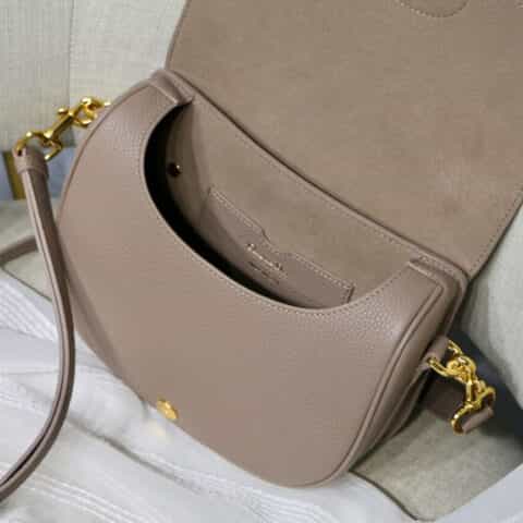 DIOR 𝟐𝟎𝟐𝟎 ❥ 𝐁𝐎𝐁𝐁𝐘 荔枝纹系列马鞍包 M8010卡其色