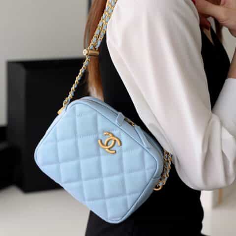 CHANEL 幻彩颗粒压花牛皮横款相机包 AS2856浅蓝色