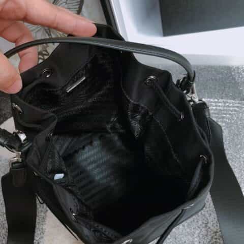 PRADA最新徽标新款尼龙手提斜挎包 1BH097