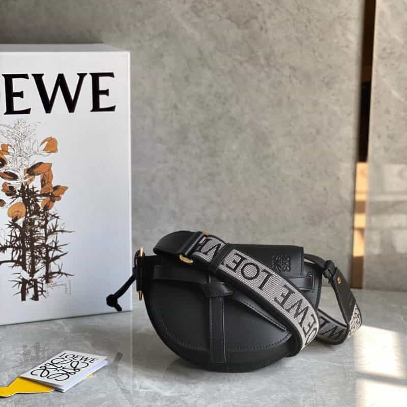 LOEWE罗意威 字母寛肩带Gate马鞍包 0672黑色
