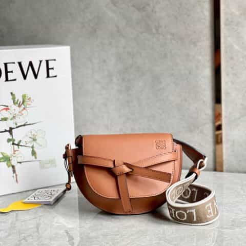 LOEWE罗意威 字母寛肩带Gate马鞍包 0672棕色