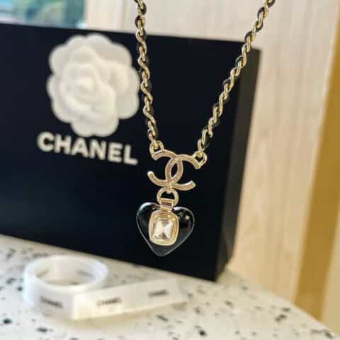 2021新款CHANEL香奈儿双c桃心黑皮绳项链