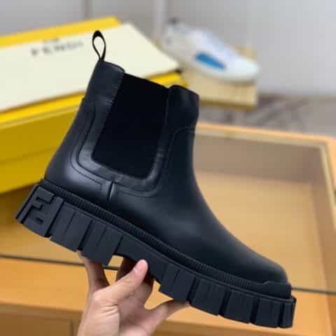 DIOR迪奥   采用黑色皮革制作新款男士裸靴