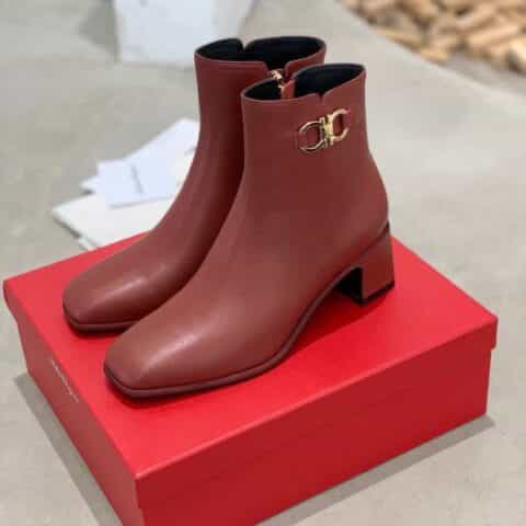 SF salvatore Ferraga*o菲拉格慕    双马蹄扣粗跟短靴