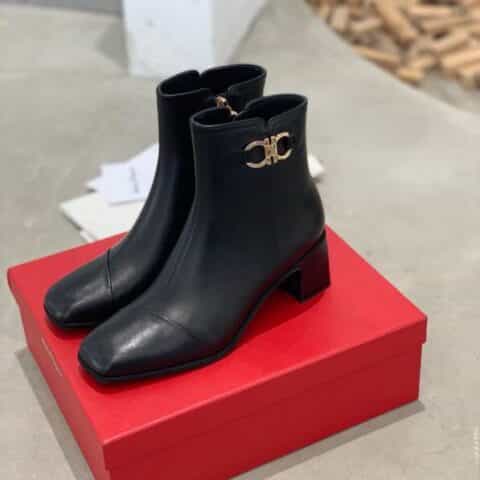 SF salvatore Ferraga*o菲拉格慕    双马蹄扣粗跟短靴