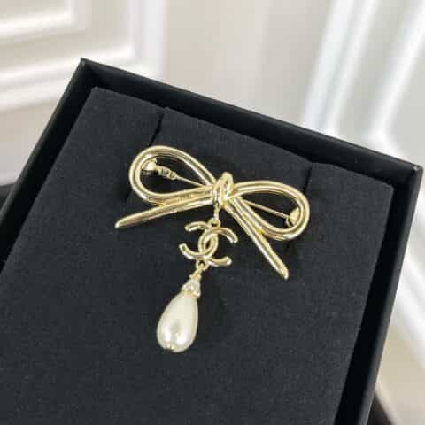 新款CHANEL香奈儿双c蝴蝶结珍珠耳钉 胸针