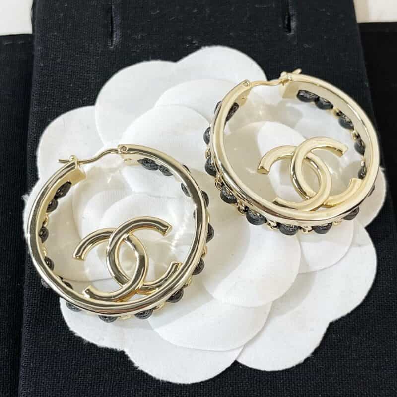 新款CHANEL香奈儿双c黑皮绳耳钉耳环