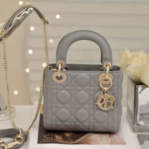 DIOR 𝗠𝗶𝗻𝗶 𝗟𝗮𝗱𝘆 ♥ 𝟮𝟬𝟮𝟭最新版三格羊皮戴妃包 M0505珍珠灰金扣