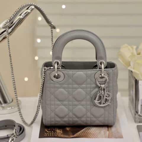 DIOR 𝗠𝗶𝗻𝗶 𝗟𝗮𝗱𝘆 ♥ 𝟮𝟬𝟮𝟭最新版三格羊皮戴妃包 M0505珍珠灰银扣