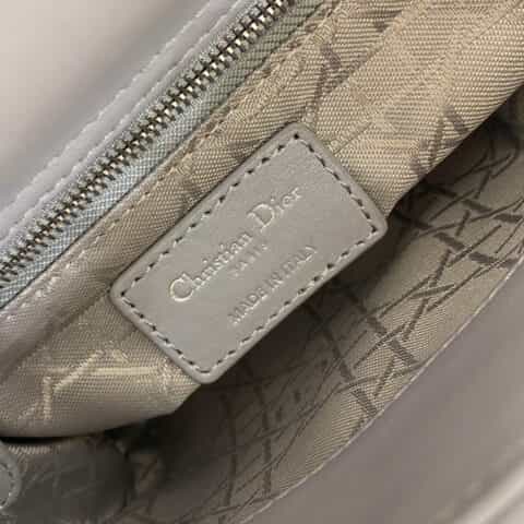 DIOR 𝗠𝗶𝗻𝗶 𝗟𝗮𝗱𝘆 ♥ 𝟮𝟬𝟮𝟭最新版三格羊皮戴妃包 M0505珍珠灰银扣