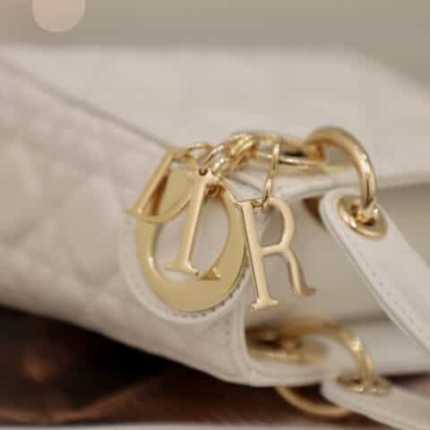 DIOR 𝗠𝗶𝗻𝗶 𝗟𝗮𝗱𝘆 ♥ 𝟮𝟬𝟮𝟭最新版三格羊皮戴妃包 M0505白色金扣
