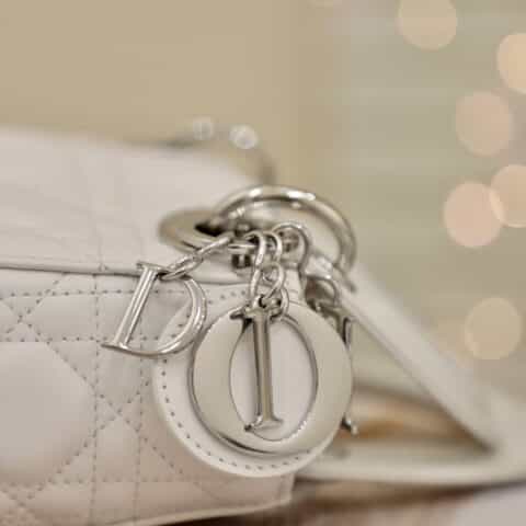 DIOR 𝗠𝗶𝗻𝗶 𝗟𝗮𝗱𝘆 ♥ 𝟮𝟬𝟮𝟭最新版三格羊皮戴妃包 M0505白色银扣