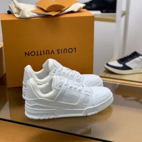 LV/路易威登   采用白色小牛皮制成男士运动跑鞋