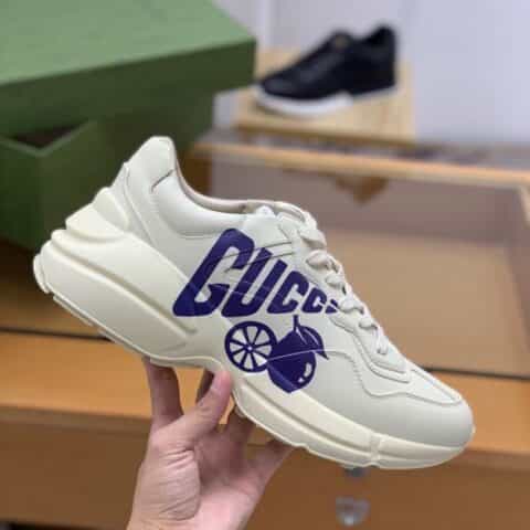 GUCCI古驰   象牙色皮革，配以Logo印花复古标识男女款复古运动鞋