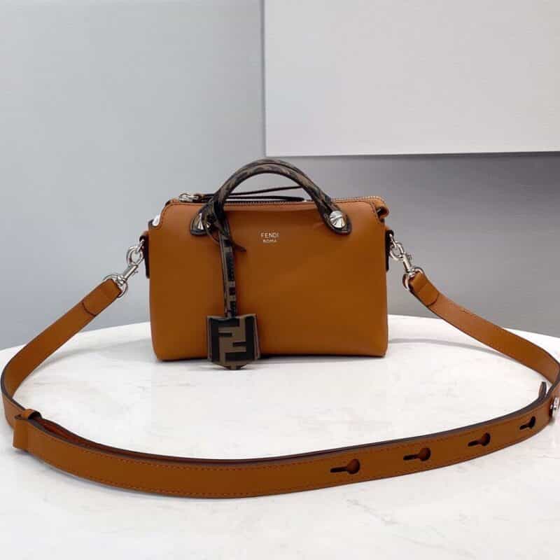 FENDI芬迪柔软小牛皮波士顿手提包1150