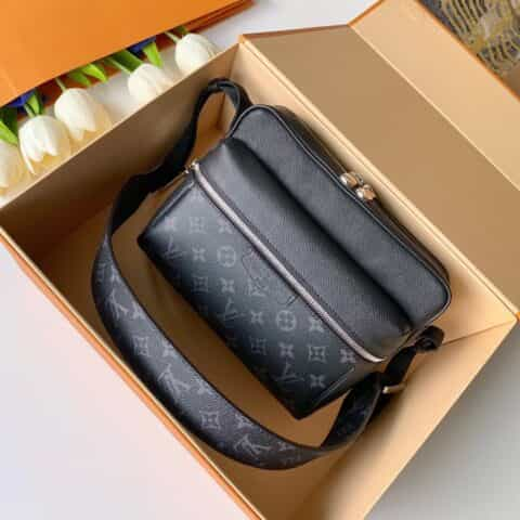 Louis Vuitton LV Outdoor 邮差包 M30233