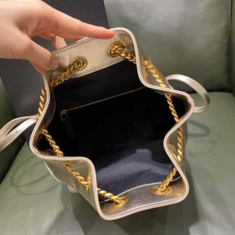 Saint laurent Ysl 𝐉𝐨𝐞 𝐛𝐚𝐜𝐤𝐩𝐚𝐜𝐤 “V”型绗缝双肩包 672609香槟金