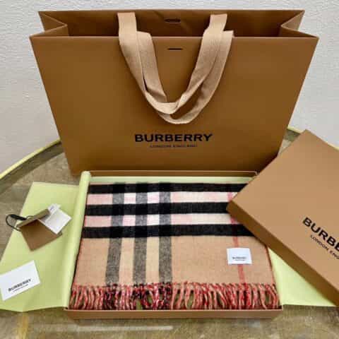 Burberry巴宝莉Love羊绒围巾