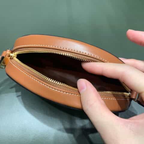 CELINE CROSSBODY OVAL PURSE 猪鼻子包 10I703焦糖色