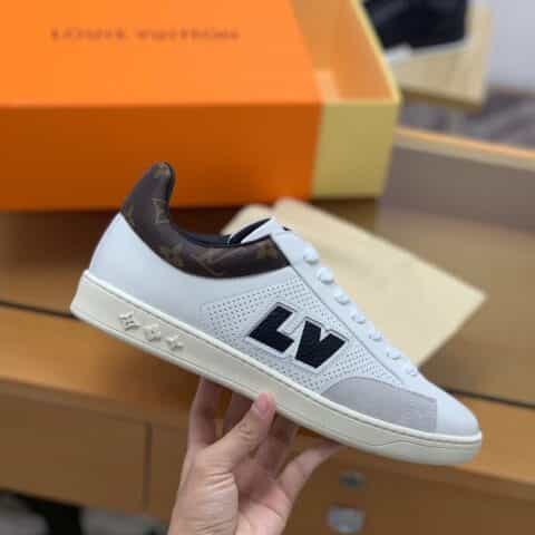 LV/路易威登   白色牛皮，点缀同色鞋领和鞋舌男士运动鞋