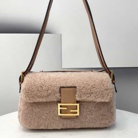 FENDI芬迪羊羔毛双面翻盖baguette手袋8520