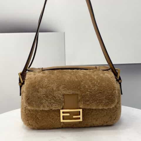 FENDI芬迪羊羔毛双面翻盖baguette手袋8520
