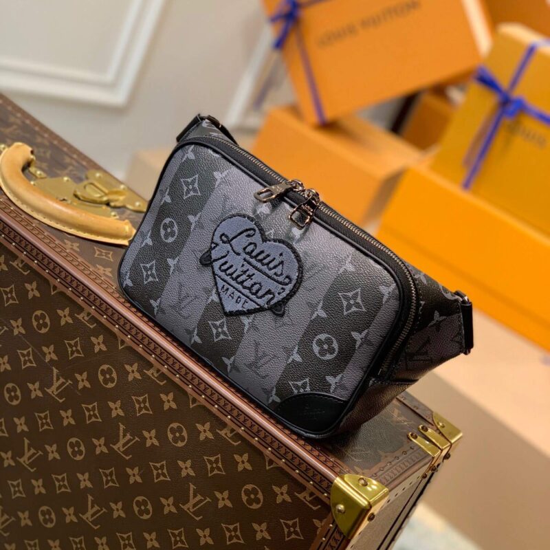 Louis Vuitton LV New Sling Bag 字样心形贴饰腰包 M59338