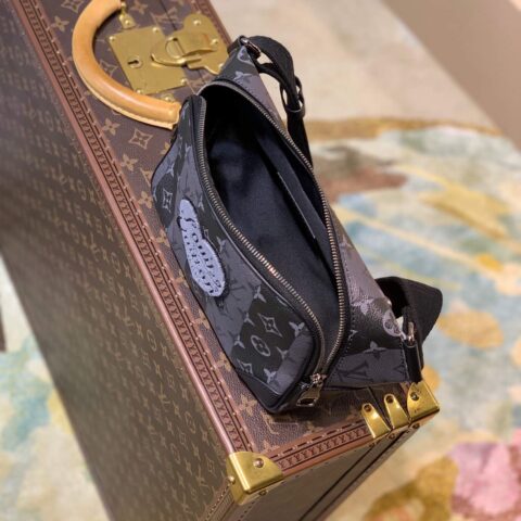 Louis Vuitton LV New Sling Bag 字样心形贴饰腰包 M59338
