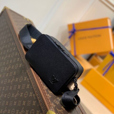 Louis Vuitton LV Alpha Wearable 斜挎包 M59161