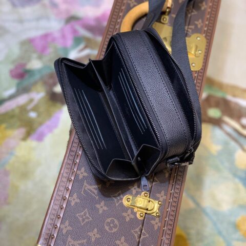 Louis Vuitton LV Alpha Wearable 斜挎包 M59161