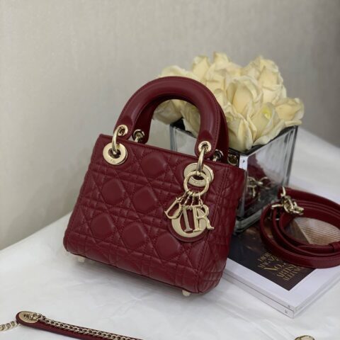 DIOR 𝗠𝗶𝗻𝗶 𝗟𝗮𝗱𝘆 ♥ 𝟮𝟬𝟮𝟭最新版三格羊皮戴妃包 M0505酒红色金扣