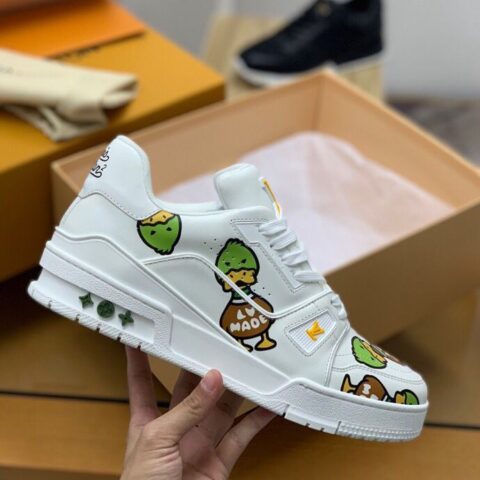 LV/路易威登    白色小牛皮制成男士运动跑鞋
