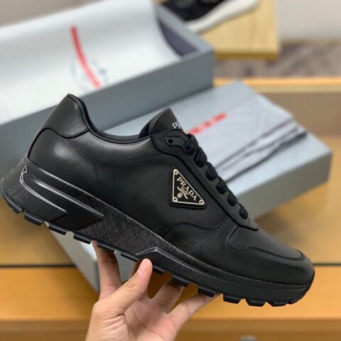 PRADA/普拉达   采用柔软的皮革/帆布鞋舌压印logo字母男士运动鞋