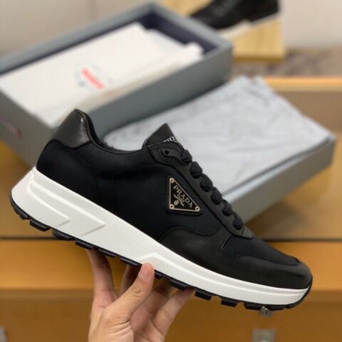 PRADA/普拉达   采用柔软的皮革/帆布鞋舌压印logo字母男士运动鞋