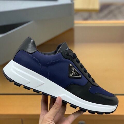 PRADA/普拉达   采用柔软的皮革/帆布鞋舌压印logo字母男士运动鞋