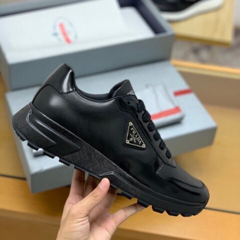 PRADA/普拉达   采用柔软的皮革/帆布鞋舌压印logo字母男士运动鞋