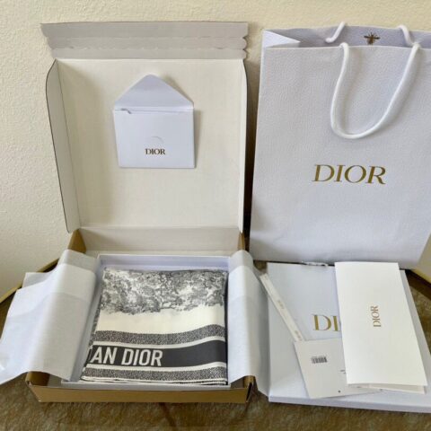 Dior迪奥100%真丝新品Sauvage 茹伊印花方巾