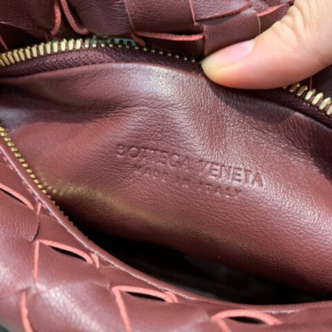 Bottega Veneta葆蝶家 Mini Jodie Bag 609409波尔多酒红