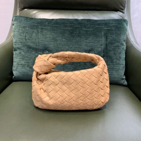 Bottega Veneta葆蝶家 Mini Jodie Bag 609409奶茶