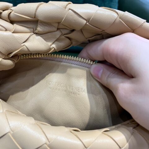Bottega Veneta葆蝶家 Mini Jodie Bag 609409奶茶