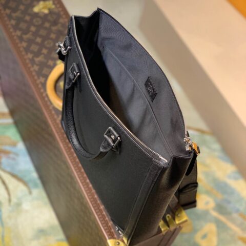 Louis Vuitton LV Vertical Tote Taïga 压纹皮革公文包 M30811