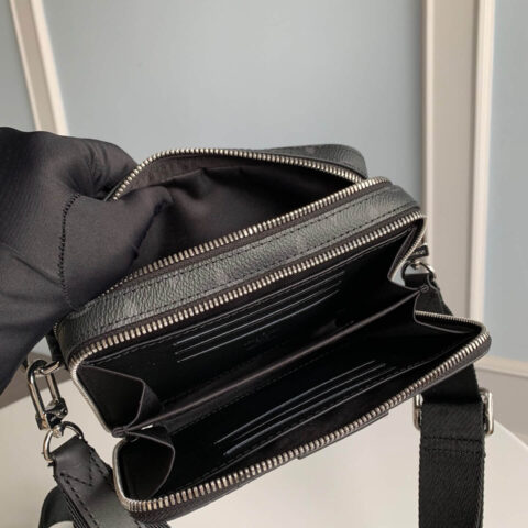 Louis Vuitton LV Alpha Wearable 钱夹斜挎包 M80741