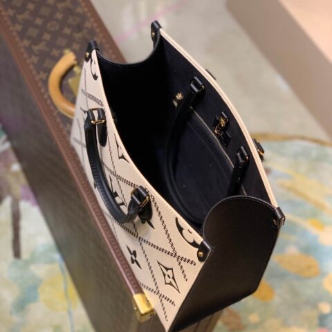Louis Vuitton LV 刺绣压纹面牛皮Onthego托特包 M46016奶白色